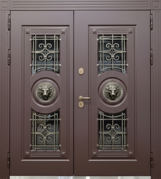 Равностворчатая входная термодверь с ковкой, стеклами и чеканкой «голова льва» (отделка МДФ коричневого цвета)